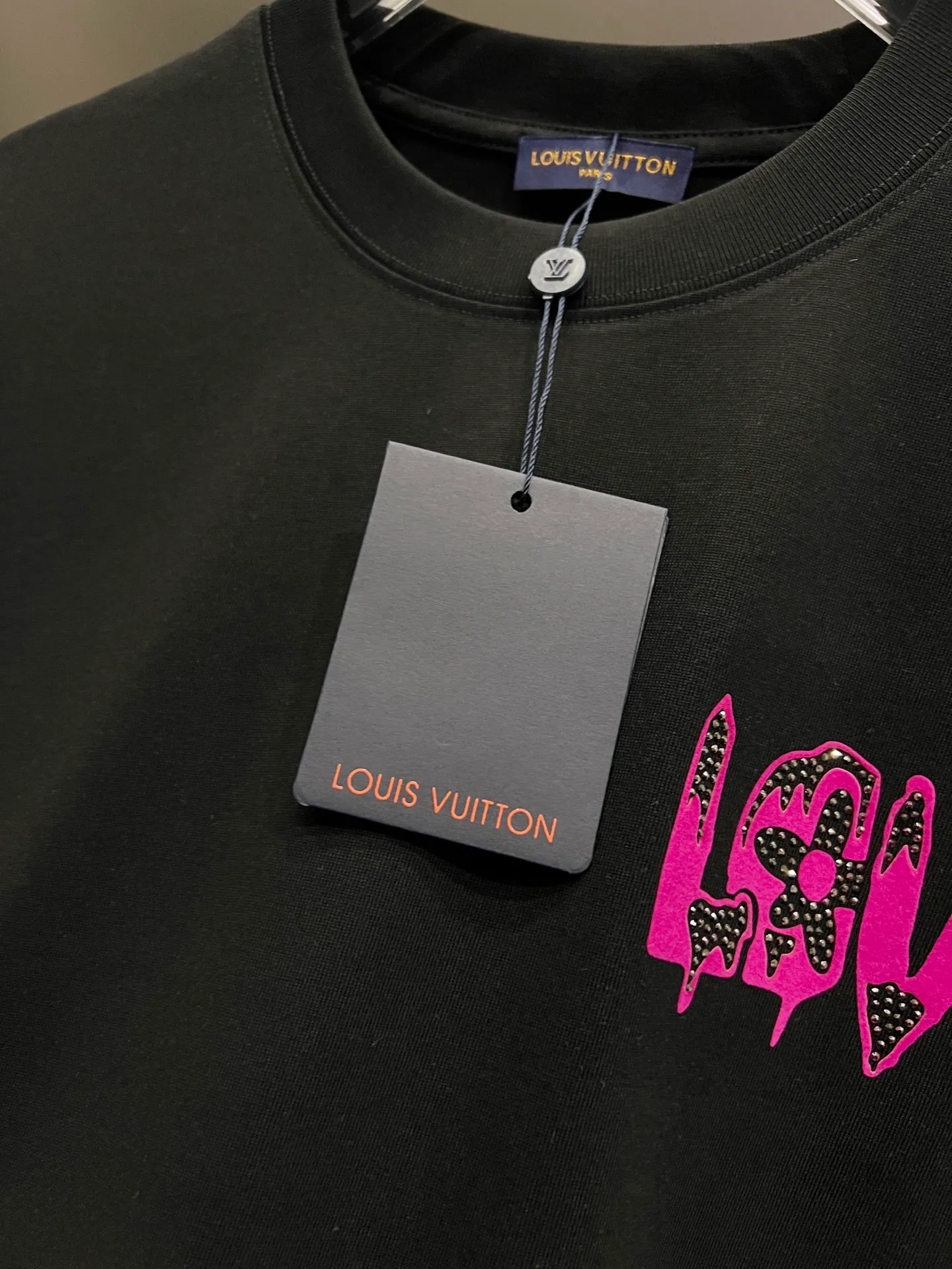 🅿️190 1v Louis* 2025 autumn and winter new style, classic letter three-dimensional foam printing + hot diamond process design, high-end version! Highly breathable and comfortable, customized double yarn plain cotton fabric. Short-sleeved T-shirt. Same style for men and women. Sizes S M L XL XXL Five sizes black white